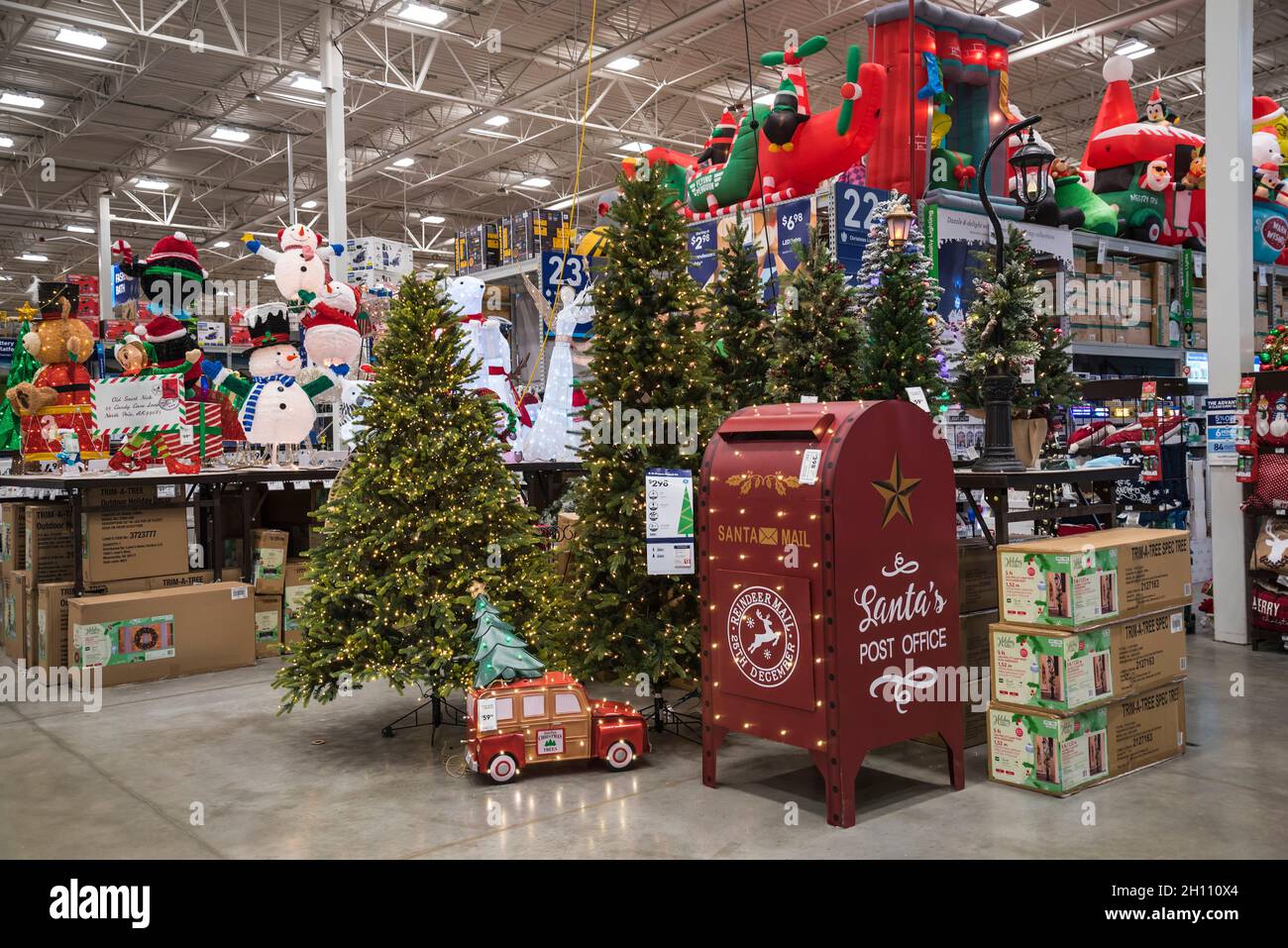 Weihnachtsdekorationen zum Verkauf in einem Baumarkt, North Florida. Stockfoto
