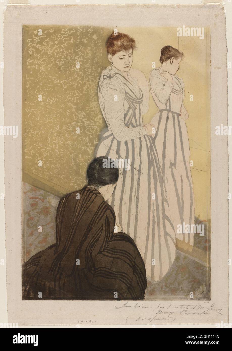 The Fitting, 1890–91. Mary Cassatt (Amerikaner, 1844-1926). Trockenpunkt und Aquatinta; Platemark: 37.4 x 25.7 cm (14 3/4 x 10 1/8 Zoll); Blatt: 43.5 x 30 cm (17 1/8 x 11 13/16 Zoll). Stockfoto