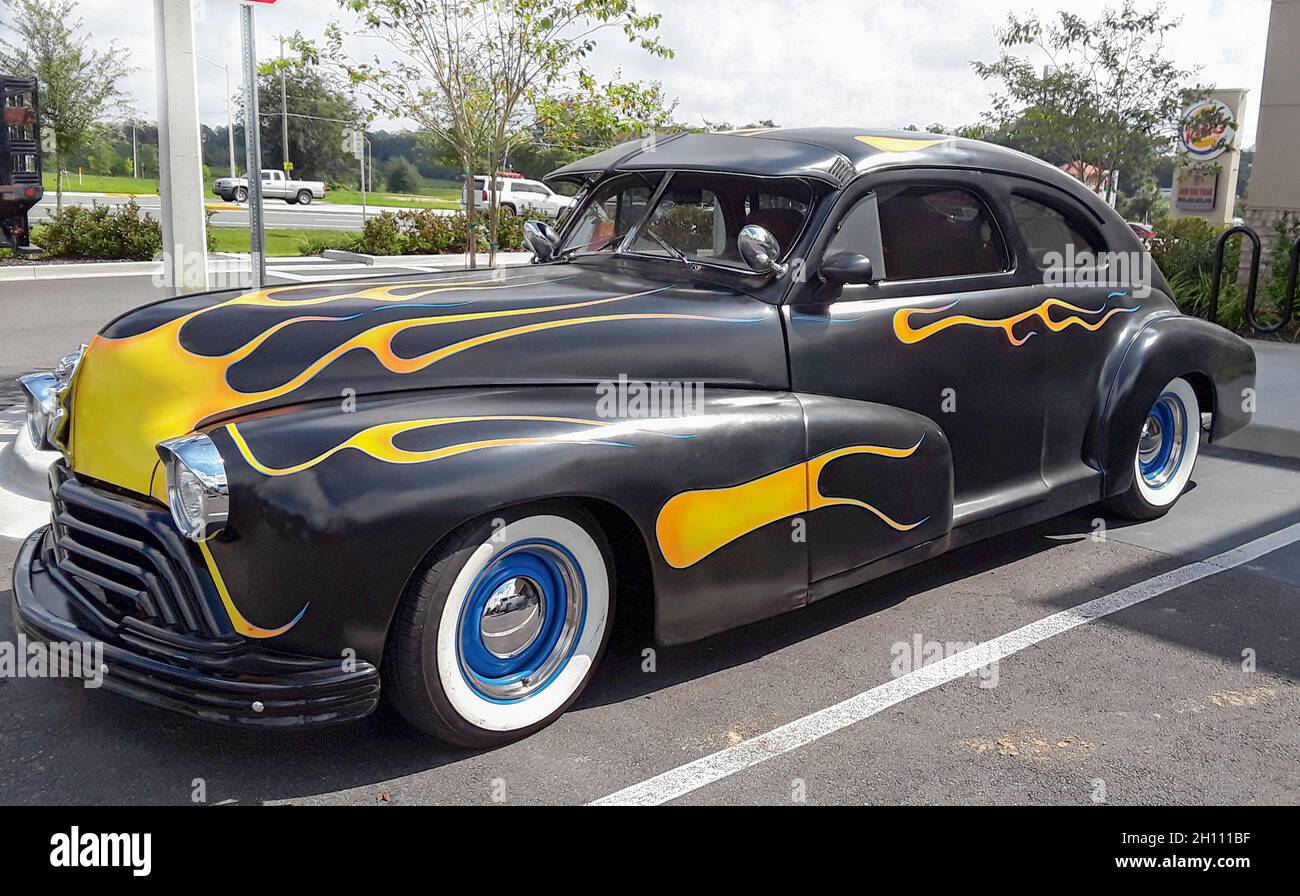 Chevy Hot Rod Classic Car aus den 50er Jahren parkte in einem Fast-Food-Restaurant. Stockfoto