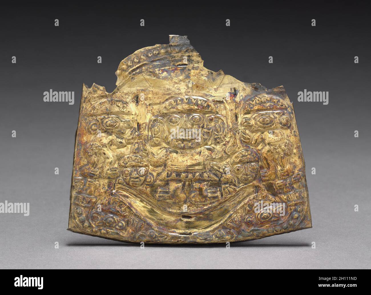 Plakette mit Figuren, 900–1470. Peru, Nordküste, Chimú-Stil (900-1470). Gehämmerte Goldlegierung; insgesamt 10.7 x 12.3 cm (4 3/16 x 4 13/16 Zoll). Stockfoto