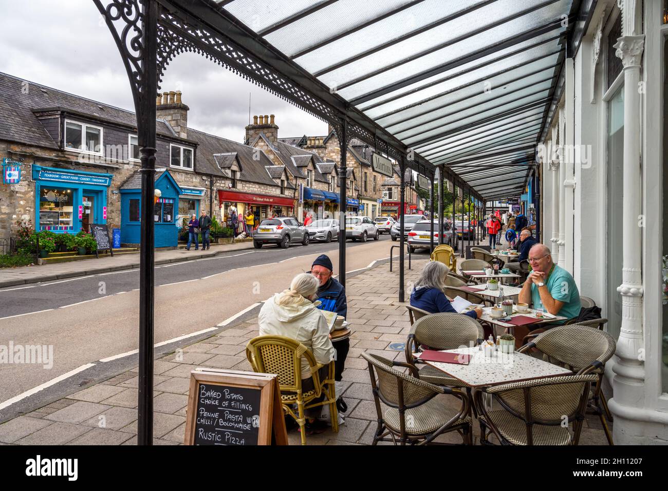 Cafe an der High Street (Atholl Road), Pitlochry, Schottland, Großbritannien Stockfoto
