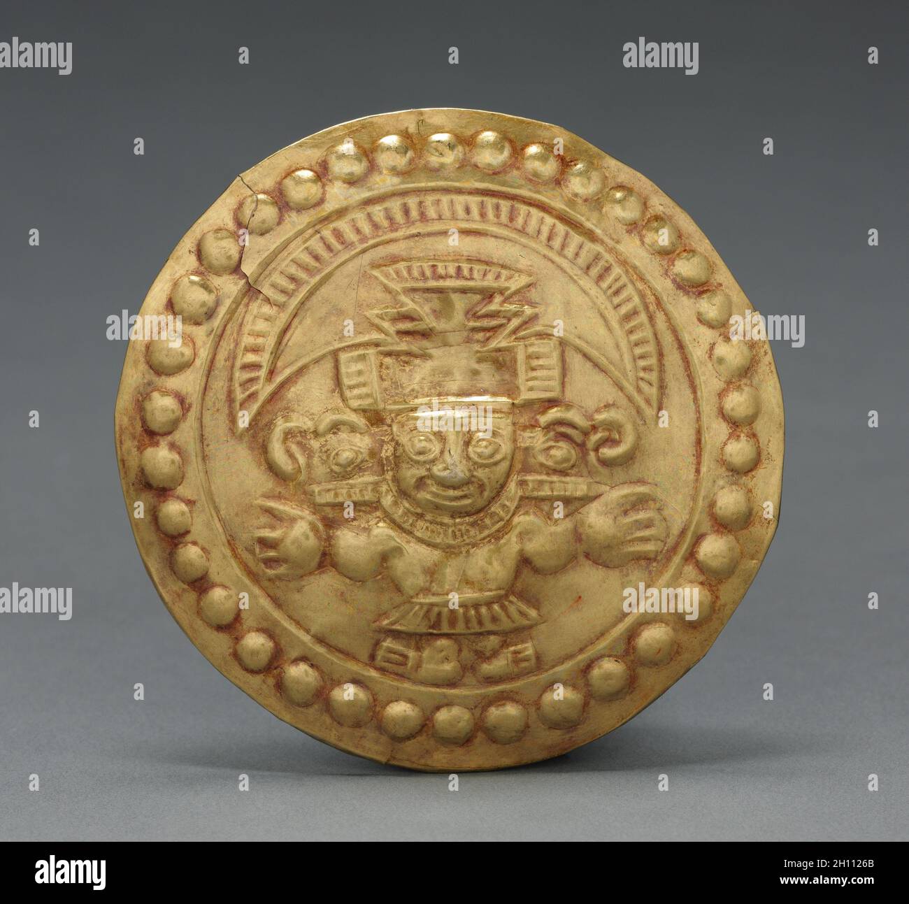 Ohr Flare Frontal, Chimú Stil (900-1470). Peru, Nordküste, Paramonga (?), Chimú Stil (900-1470). Hammered gold Legierung; Durchmesser: 8,5 cm (3 3/8 in.). Stockfoto