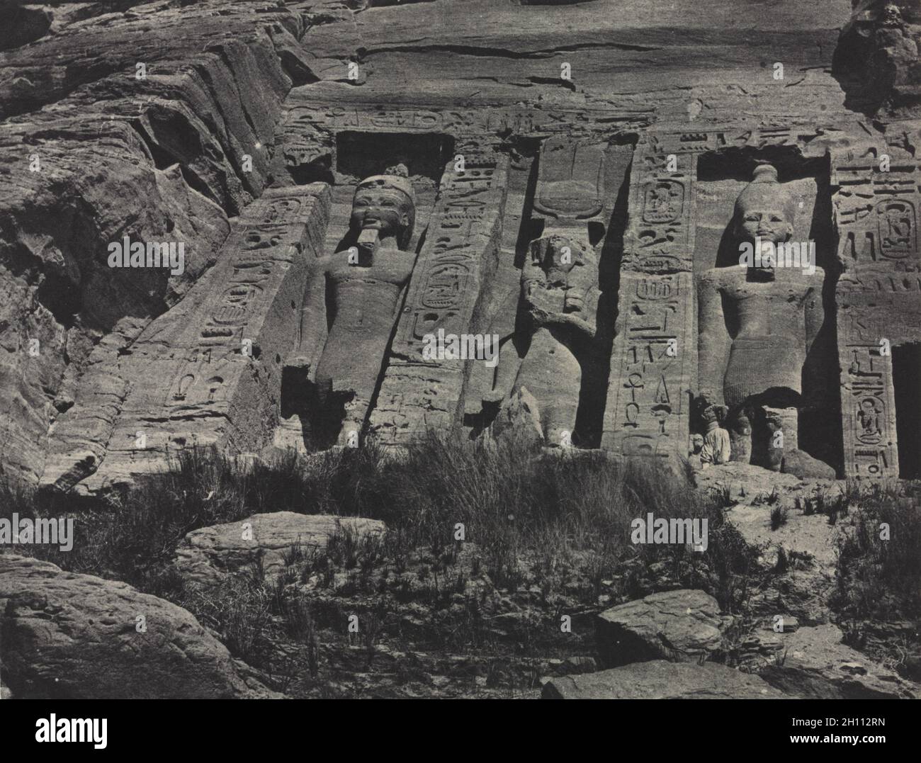 Égypte, Nubie, Palestine und Syrie. Dessins photographiques receuillis pendant les années 1849,1850 et 1851 accompagnes d'un Text explicatif et précédés d'une introduction par Maxime Du Camp, pl. 10: Südlicher Teil des Felsentempels von Hathor, Abu Simbel, 1850. Maxime Du Camp (Französisch, 1822-1894). Gesalzener Papierdruck aus Kalotypennegativ, Blanquart-Évrard-Verfahren; Bild: 16.5 x 21.5 cm (6 1/2 x 8 7/16 Zoll); Papier: 29.5 x 37.5 cm (11 5/8 x 14 3/4 Zoll); mattiert: 40.6 x 50.8 cm (16 x 20 Zoll). Stockfoto