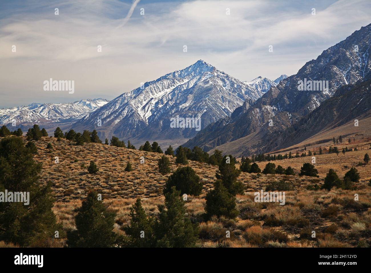 Blick auf die Berge der Sierra Nevada entlang des US Highway 395 in der hohen Wüste Kaliforniens Stockfoto