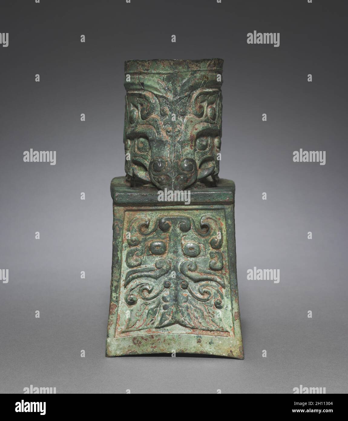 Manschette für Wagenachse, c. 1046-771 V. CHR. China, Provinz Henan, westliche Zhou-Dynastie (c. 1046-771 V. CHR.). Bronze; insgesamt 9.5 cm (3 3/4 Zoll). Stockfoto