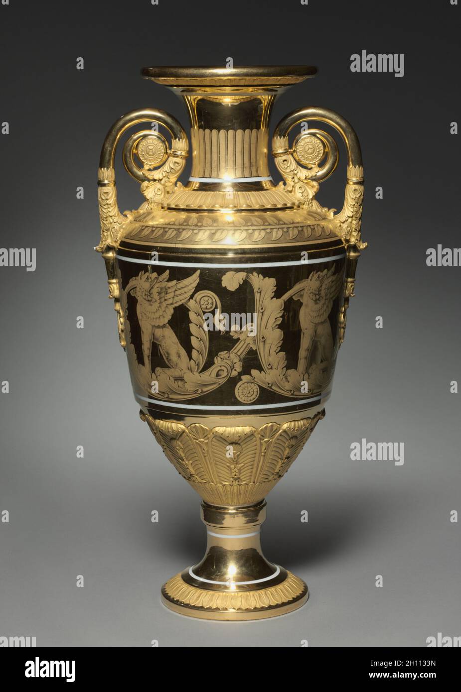 Vase, c. 1820-1830. Kaiserliche Porzellanfabrik St. Petersburg (Russisch). Goldfarbenes Porzellan; insgesamt: 54.6 x 28.3 cm (21 1/2 x 11 1/8 Zoll). Stockfoto