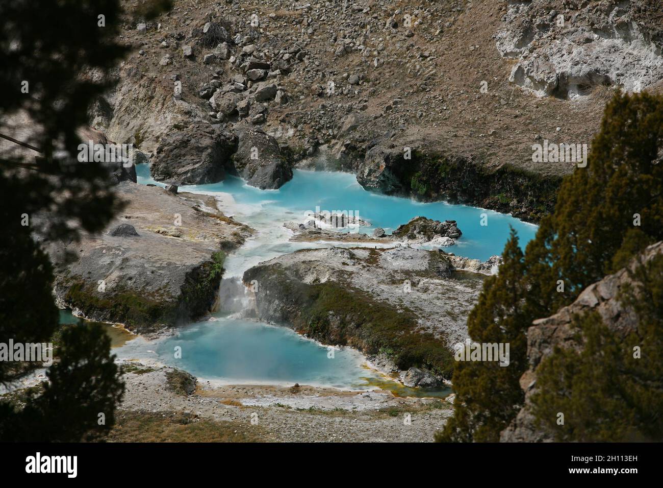 Türkisfarbene Pools an der geologischen Stätte Hot Creek in der Nähe von Mammoth Lakes, Kalifornien Stockfoto