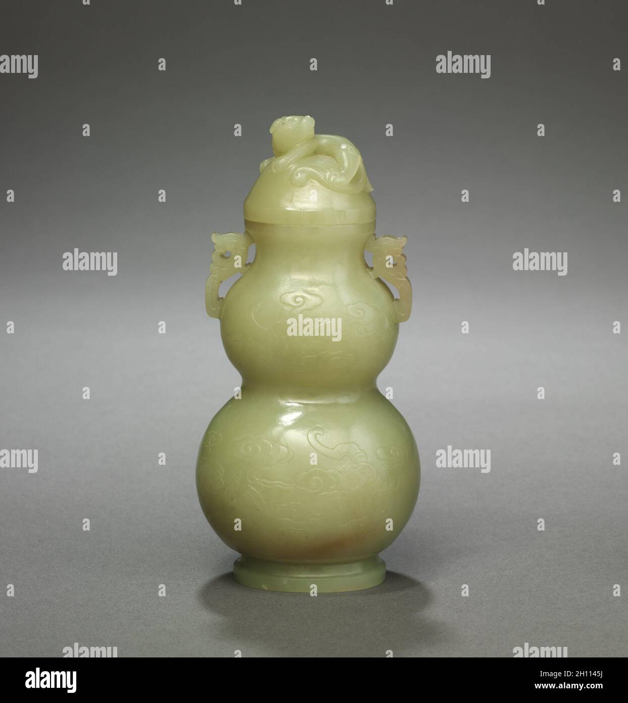 Gourd-Shaped Vase, Ende 1700. China, Qing Dynastie (1644-1911). Gelblich-grüne Jade mit braunen Abzeichen; Insgesamt: 13,6 cm (5 3/8 in.). Stockfoto