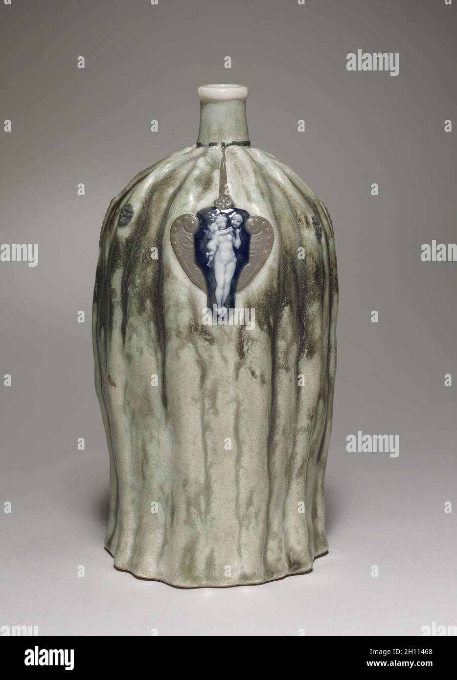 Vase, c. 1900. Sèvres Porzellanfabrik (französisch, est. 1756), Taxile Maximin Doat (Französisch, 1851-1939). Porzellan; insgesamt: 24.6 x 13.4 cm (9 11/16 x 5 1/4 Zoll). Stockfoto