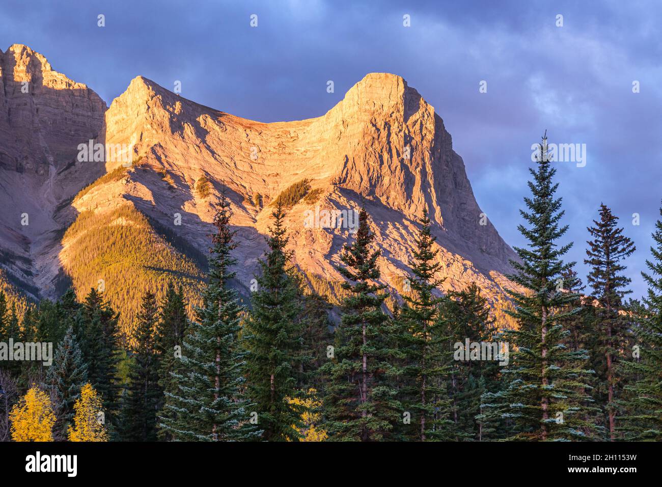 Mount Lawrence Grassi und Ha Ling Peak in den kanadischen Rockies, aus der Sicht von Canmore, Alberta Stockfoto