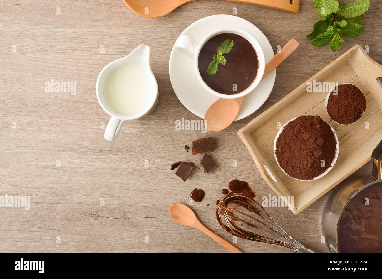 Zubereitung heißer Schokolade Rezept mit lredientes auf Küchentisch. Draufsicht. Stockfoto