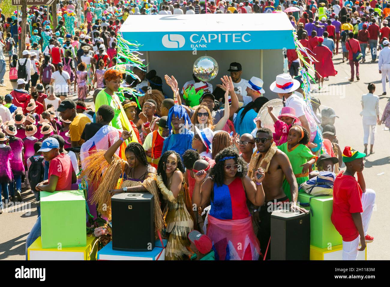 JOHANNESBURG, SÜDAFRIKA - 13. Aug 2021: Eine Gruppe verschiedener Menschen, die sich beim Gauteng Karneval amüsieren Stockfoto
