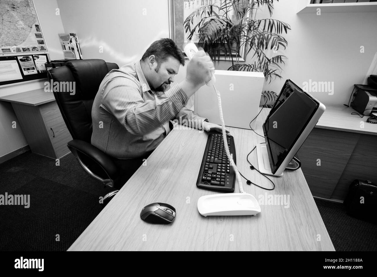JOHANNESBURG, SÜDAFRIKA - 09. Aug 2021: Ein wütender frustrierter Mann während seiner Arbeit im Büro Stockfoto