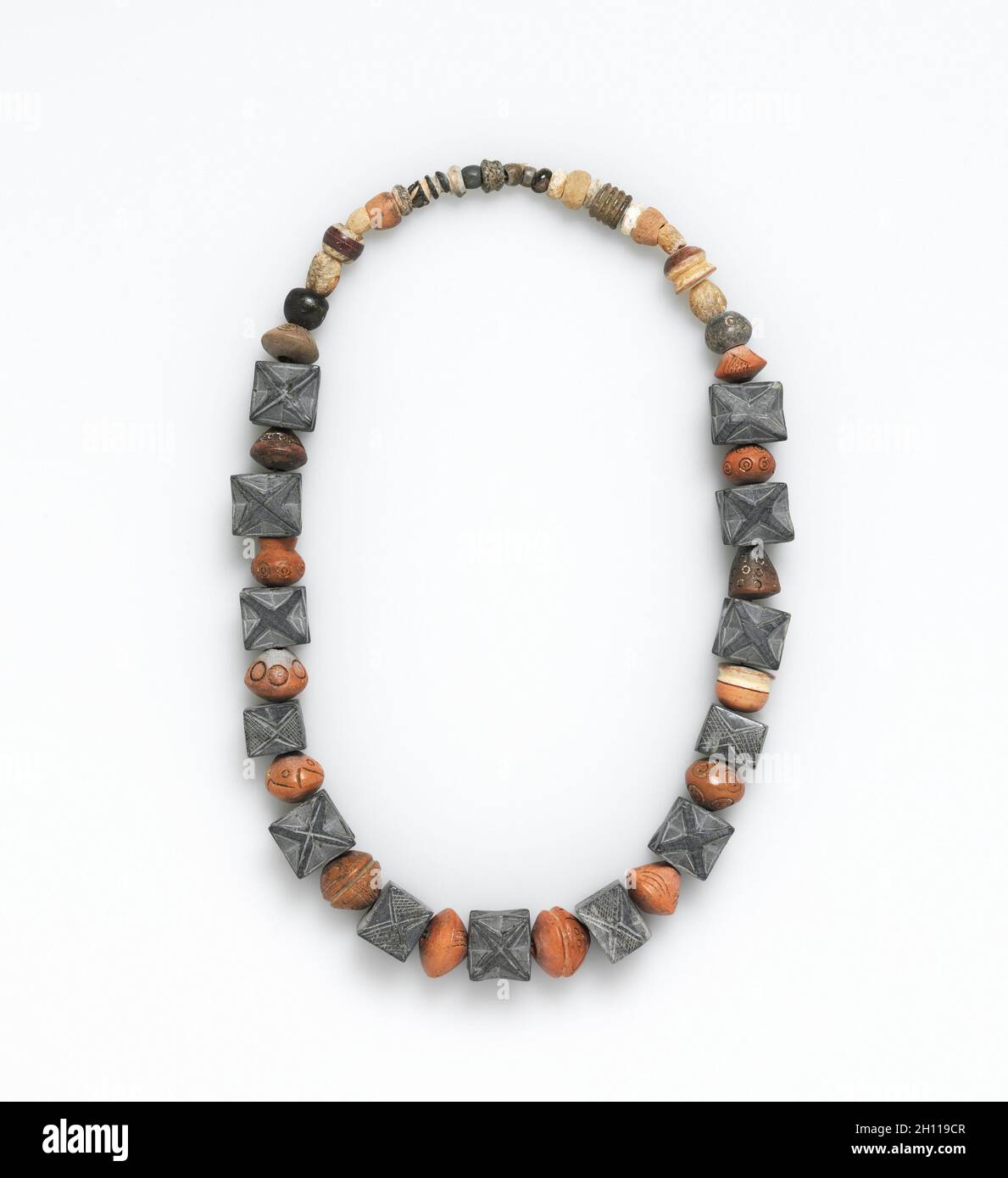 Halskette, vor 1532. Peru. Graue Perlen und Holz; Insgesamt: 68,6 cm (27 in.). Stockfoto