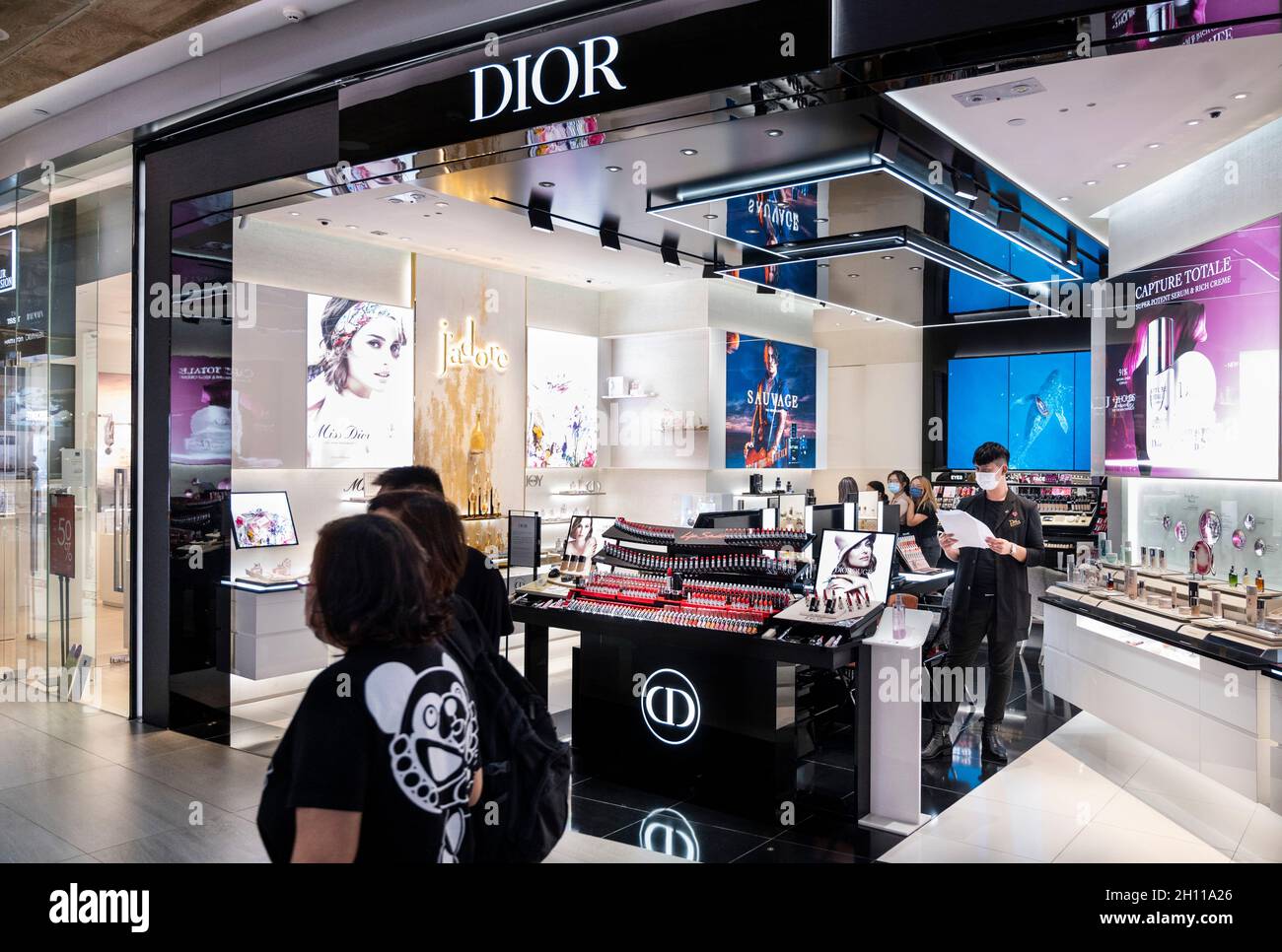 Hongkong, China. Oktober 2021. Die französische Luxusmarke Christian Dior,  die im Bezirk Tung Chung in Hongkong Waren, Kleidung und Kosmetikartikel  verkauft. (Bild: © Budrul Chukrut/SOPA Images via ZUMA Press Wire  Stockfotografie - Alamy