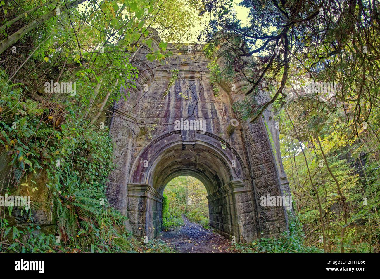 Milton, Glasgow, Großbritannien. Oktober 2021. Wetter in Großbritannien: Sonnig an der Dead Dog Bridge, als Einheimische und Touristen ihre Hunde auf dem Gelände des Overtoun House liefen, wobei sie eine Leine an der weltberühmten Todesfalle für Hunde hatten. Mit dem Geist der Dame overtoun und das gruselige Haus nimmt sie ihren Namen von der angrenzenden Brücke hat das Leben von zahlreichen Hunden wie der Sprung über die Brücke in die Schlucht darunter gefordert. Im Vorfeld von Halloween vermischen sich die grausamen Geschichten seines paranormalen Vibes mit Kindsmord, aber die Haustierspülung macht ihren Namen.“ Quelle: Gerard Ferry/Alamy Live News Stockfoto