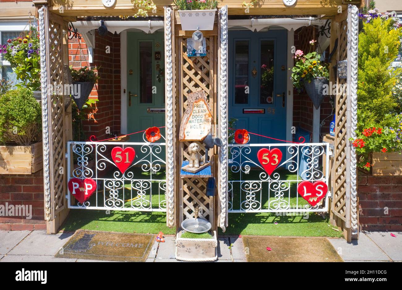 Vorderer Garten Anordnung eines Paar Häuser in Albert Road, Southsea, Portsmouth mit Hund Wasserschale Stockfoto