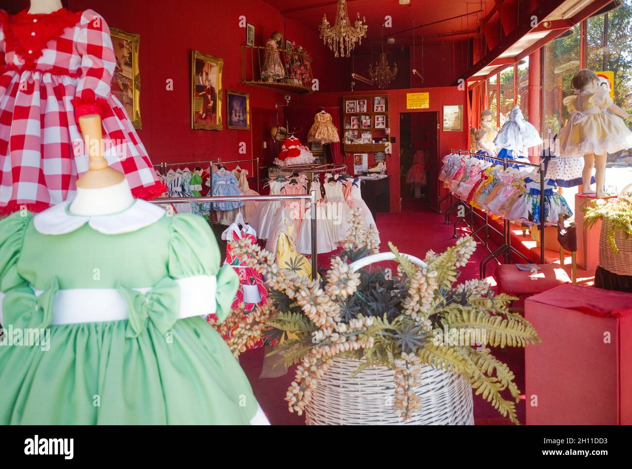 In Elm Grove, Southsea, Hampshire, gibt es ein Geschäft, in dem nur kunstvolle Kleider für junge Mädchen verkauft werden Stockfoto