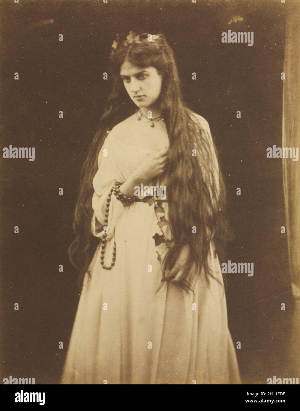 Mnemosyne (Marie Spartali, 1844-1927), 1868. Julia Margaret Cameron (British, 1815-1879). Eiweiß Drucken von nassen Collodium negativ; Bild: 29,4 x 23 cm (11 9/16 x 9 1/16 in.); verfilzt: 50,8 x 40,6 cm (20 x 16 in.). Stockfoto
