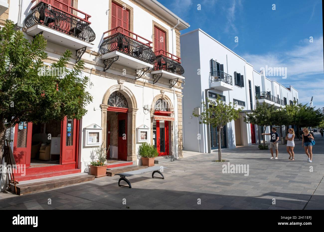 Fußgängerzone in der Mgr. Makarios 111 Avenue in der Altstadt von Paphos, Paphos, Zypern. Stockfoto