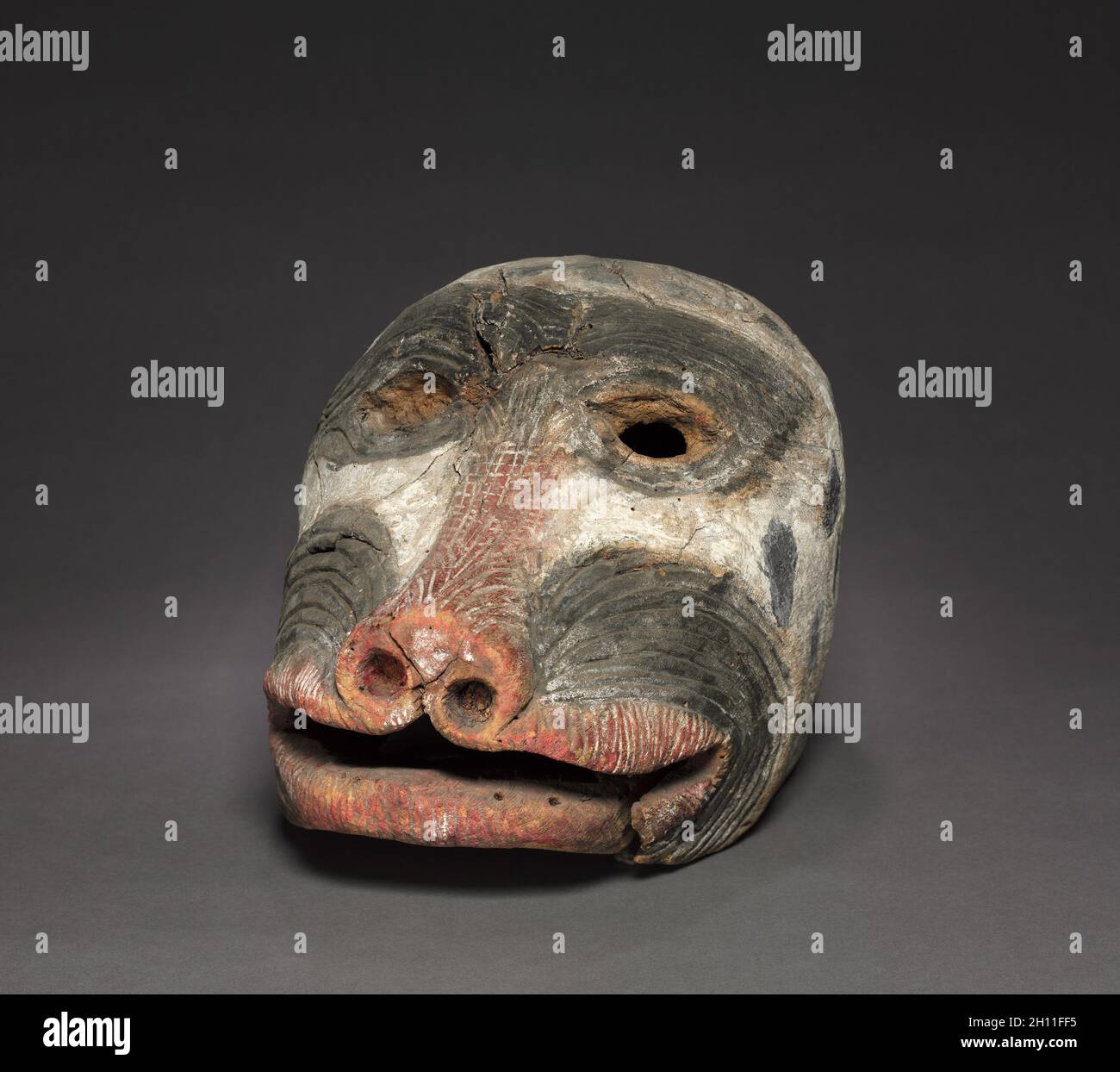 Maske, 1800. Mexiko, Paintla, 19. Holz; gesamt: 23,5 x 23,7 x 38,3 cm (9 1/4 x 9 5/16 x 15 1/16 in.). Stockfoto