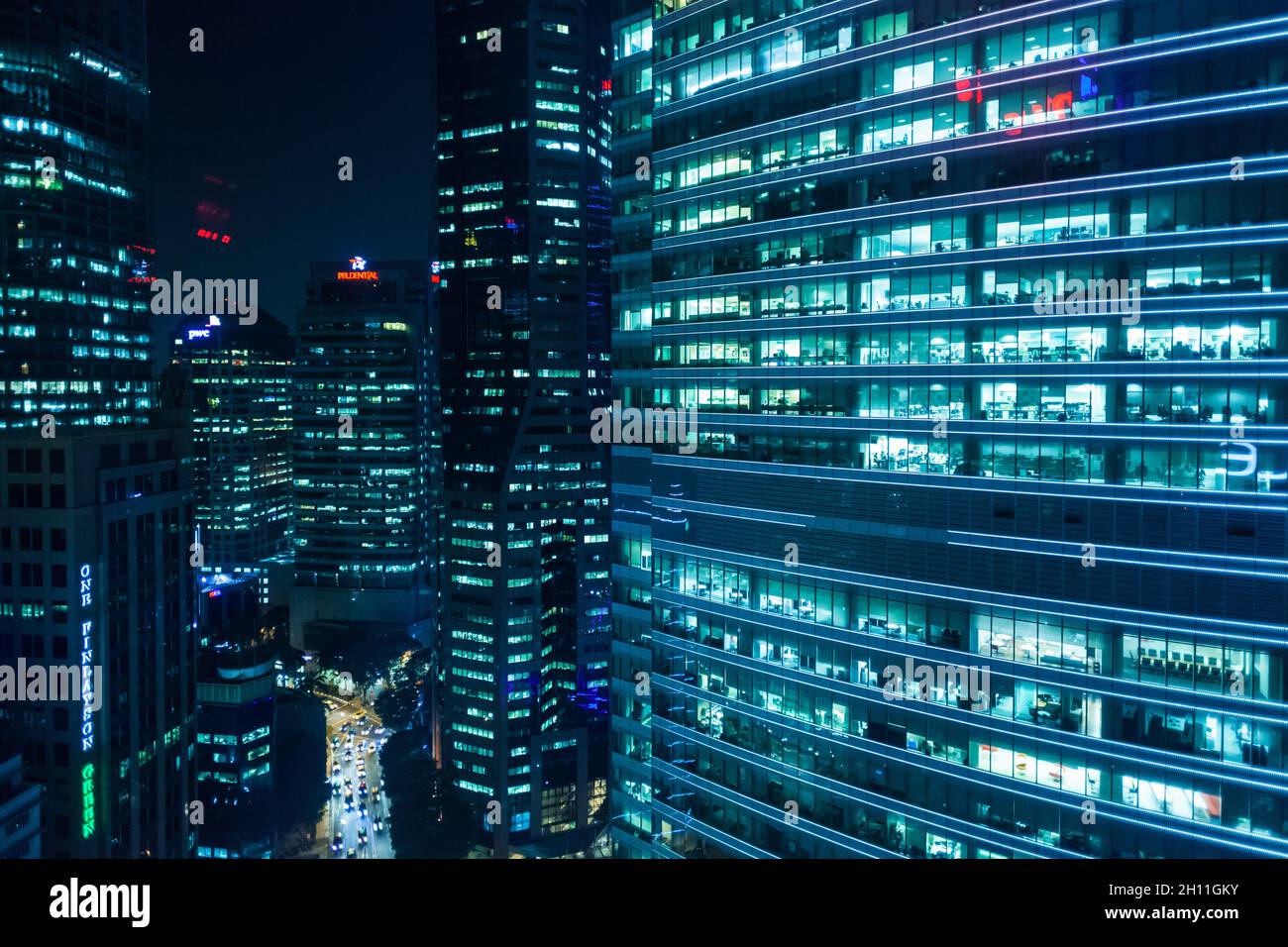 SINGAPUR - 15. NOVEMBER 2015: Wolkenkratzer des zentralen Bereichs bei Nacht, Singapur Stockfoto