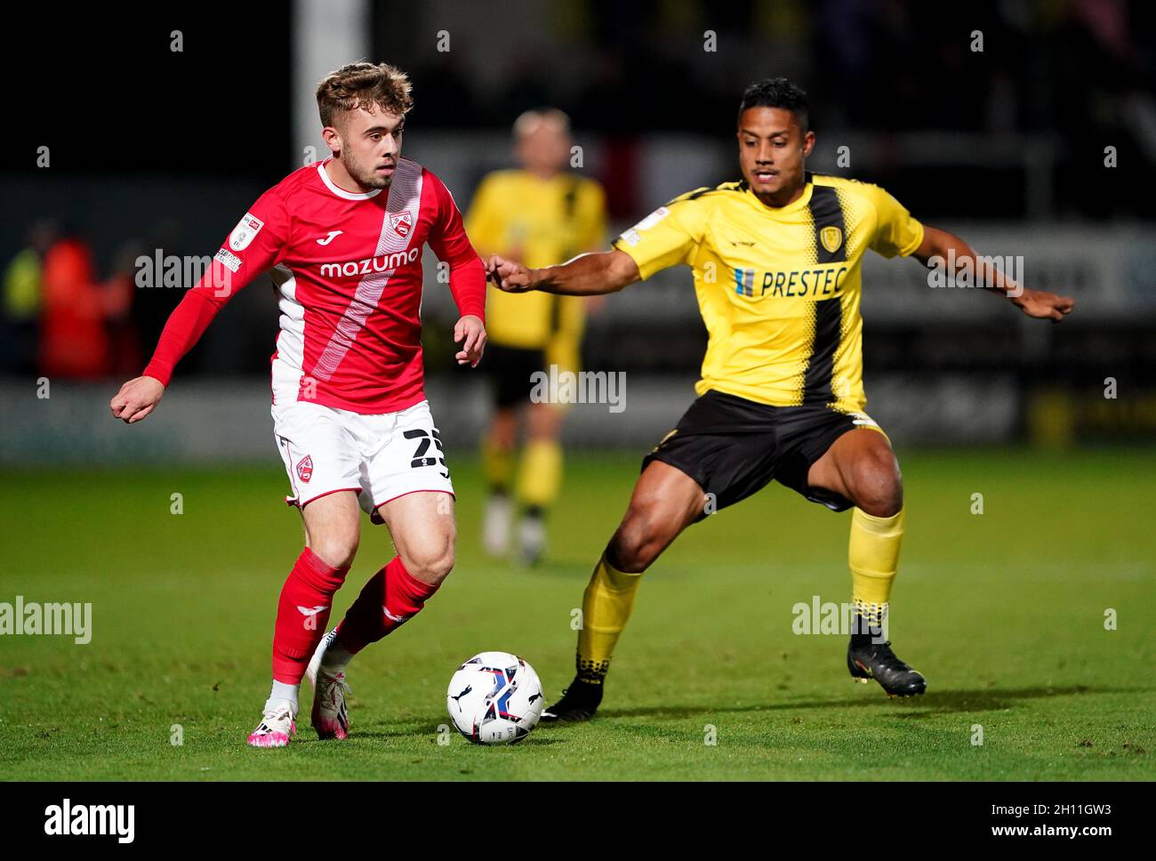 Morecambe's Alfie McCalmont (links) und Burton Albion's Michael Mancienne in Aktion während des Sky Bet League One-Spiels im Pirelli Stadium, Burton Upon Trent. Bilddatum: Freitag, 15. Oktober 2021. Stockfoto