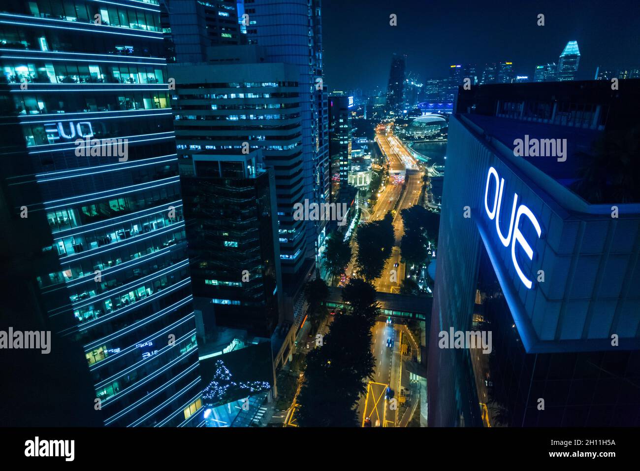 SINGAPUR - 15. NOVEMBER 2015: Zentrale Gegend von Singapur in der Nacht Stockfoto