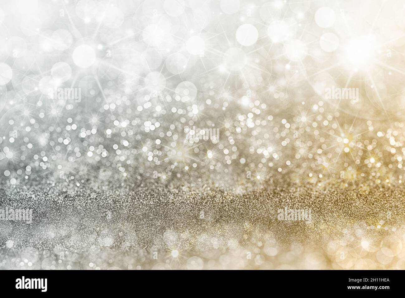 Silber und Gold Weihnachten Hintergrund mit abgestuften Bands von verschiedenen funkelnden und funkelnden Bokeh von Party-Lichter und Glitzer, Vollformat copyspa Stockfoto