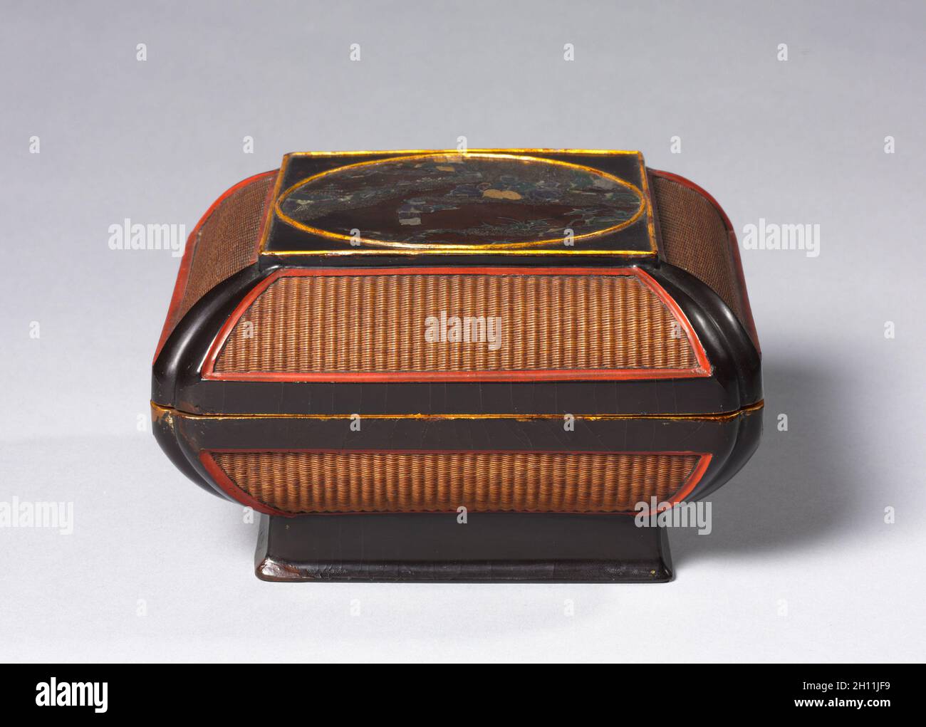 Flechtwerk-Box, 1609. China, Ming-Dynastie (1368-1644), Wanli Regierungszeit (1572-1620). Lackiertes Flechtwerk (aus gewebtem Bambus) in Holz gerahmt mit kreisförmiger Szene in Perlmutt und Gold eingelegt; insgesamt 7.7 x 13.8 cm (3 1/16 x 5 7/16 Zoll). Stockfoto