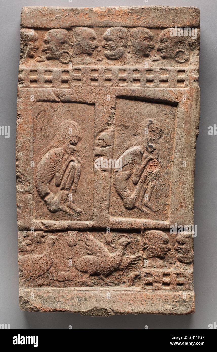 Sitzende Asketen, AD 300. Indien, Kaschmir, Harwan, 4. Jahrhundert. Terrakotta; insgesamt 50.8 x 30.6 x 5.2 cm (20 x 12 1/16 x 2 1/16 Zoll). Stockfoto