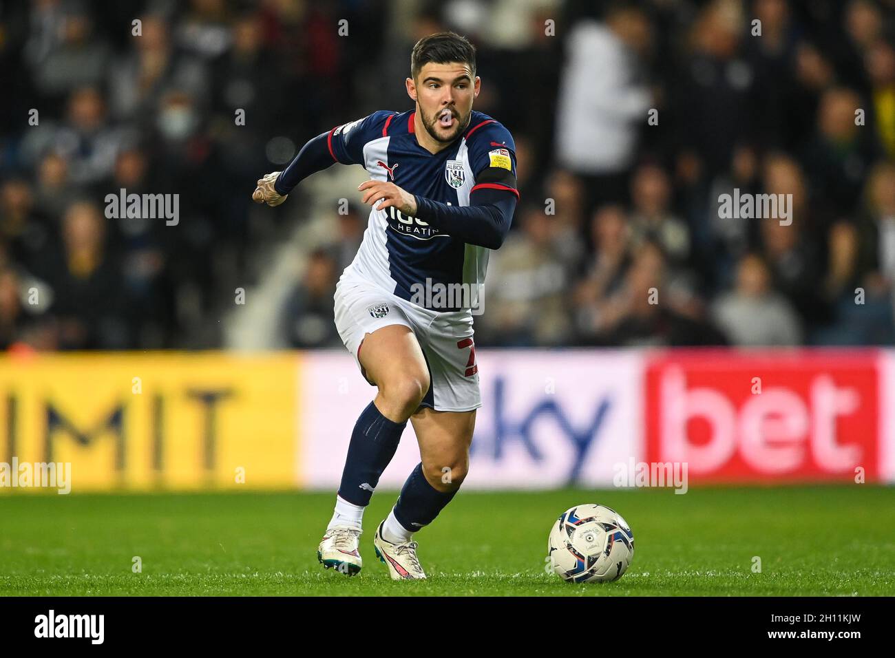 Alex Mowatt #27 von West Bromwich Albion macht eine Pause mit dem Ball Stockfoto