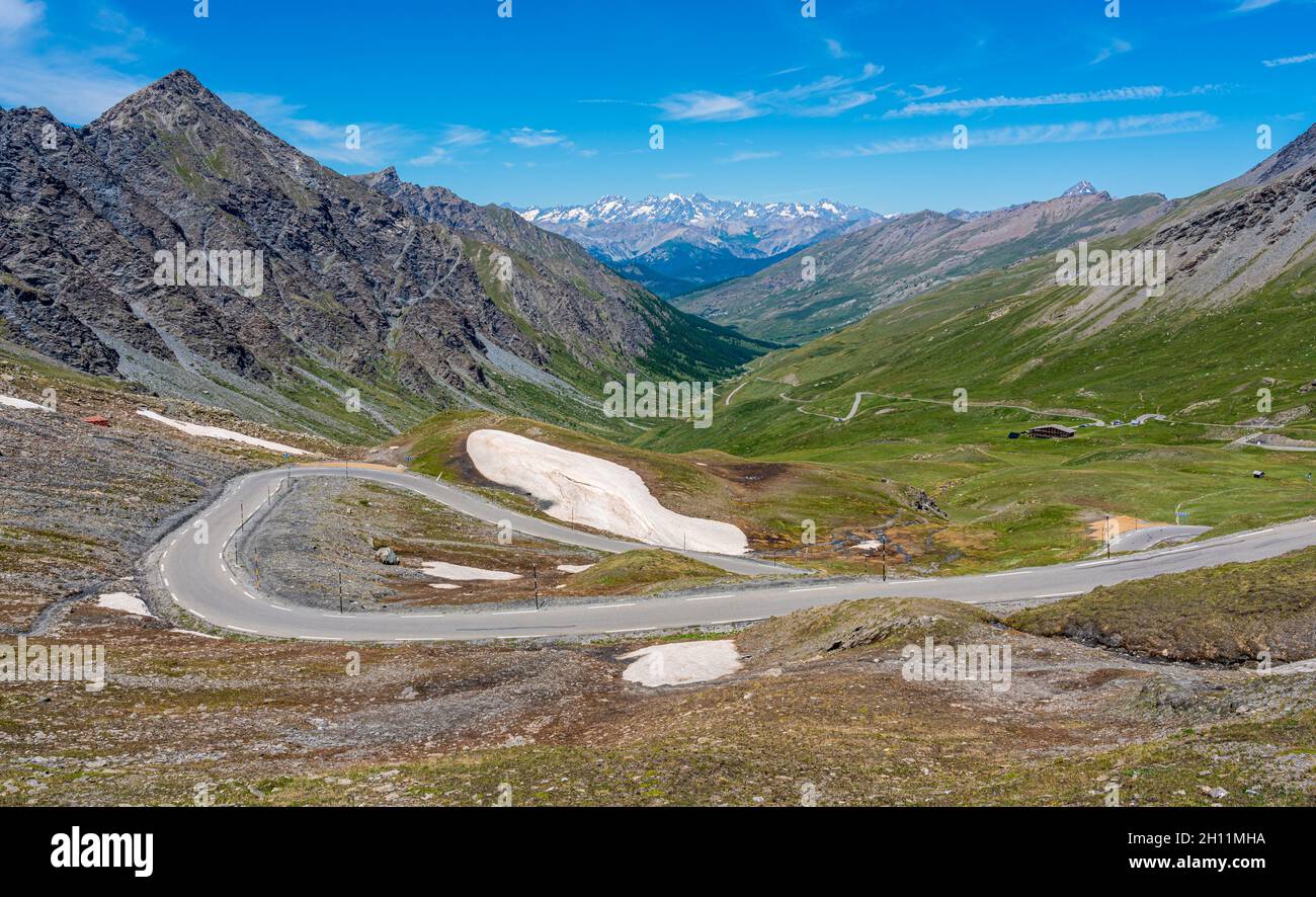 Landschaftlich reizvolle Aussicht in der Nähe des Bergpasses Colle dell'Agnello, Piemont, zwischen Italien und Frankreich. Stockfoto