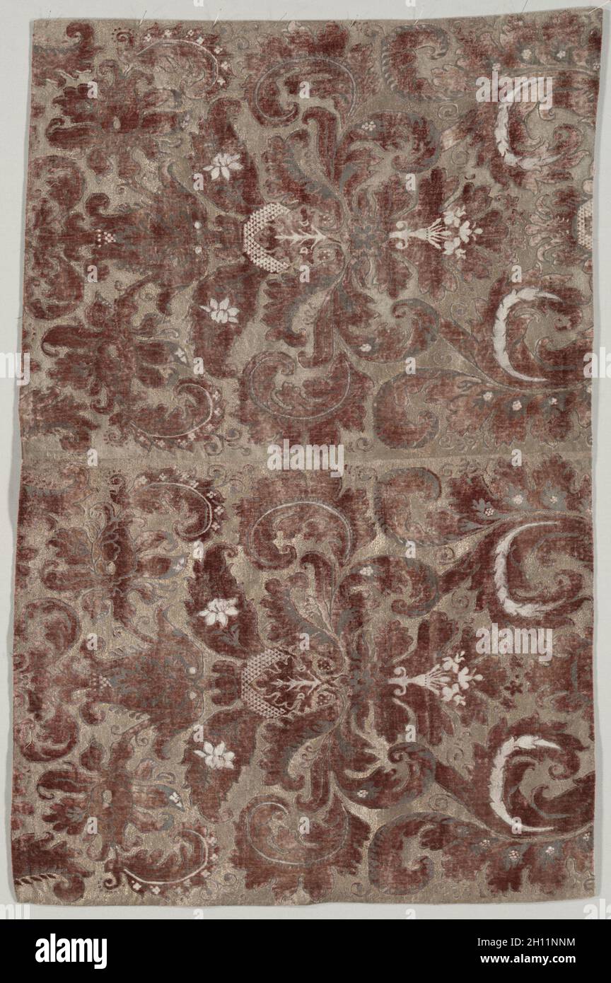 Zwei zusammengefügt Tafeln von 'Fortuny Painted Velvet', Anfang der 1920er Jahre. Mariano Fortuny y Madrazo (Spanisch, 1871-1949). Samt, bemalt; insgesamt 64.4 x 99 cm (25 3/8 x 39 Zoll). Stockfoto