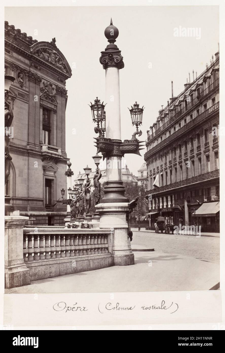 Opéra (Rostrale Spalte), C. 1875. Charles Marville (Französisch, 1816-1879). Eiweiß Drucken von nassen Collodium negativ; Bild: 37,7 x 26,7 cm (14 13/16 x 10 1/2 in.); Montage: 35,4 x 26,7 cm (13 15/16 x 10 1/2 in.); verfilzt: 71,1 x 55,9 cm (28 x 22 in.). Stockfoto