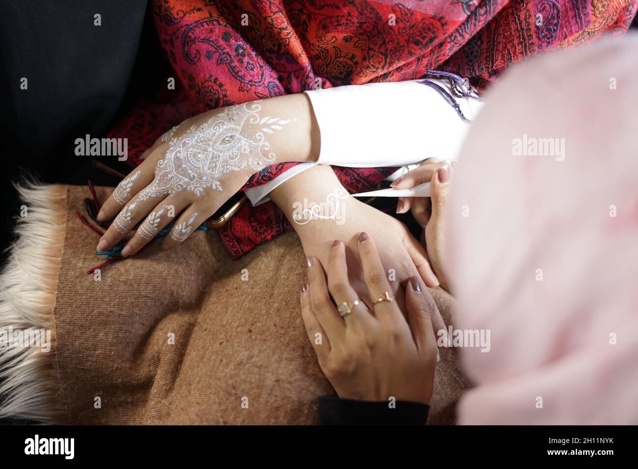Braut Henna geschnitzt schön und einzigartig in der Hand der Braut Stockfoto
