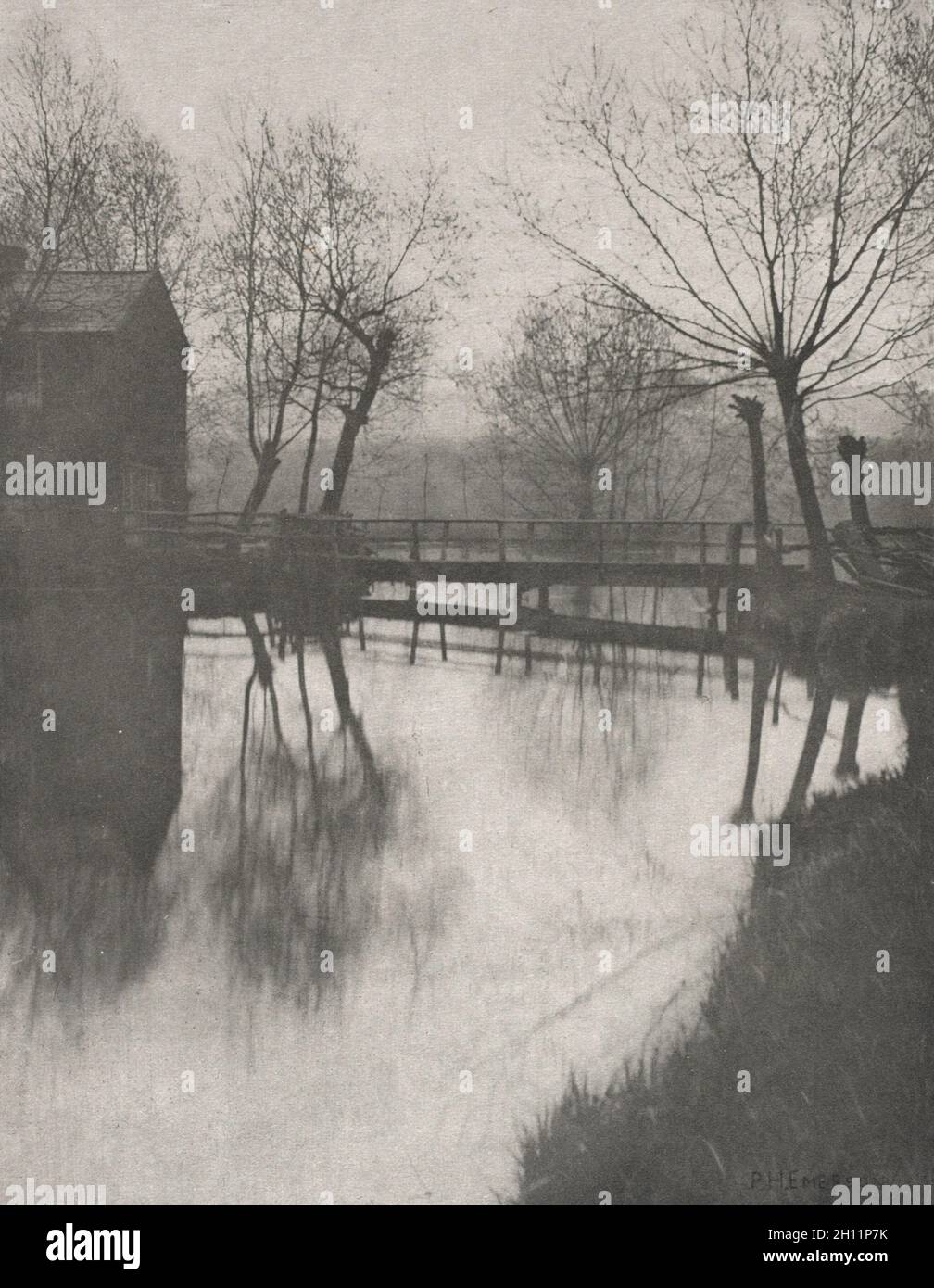 The Compleat Angler: Fußgängerbrücke In Der Nähe Von Chingford, 1888. Peter Henry Emerson (British, 1856-1936), geschrieben von Izaak Walton (British (Modern), 1593-1683), veröffentlicht von Sampson Low, Marston, Searle und Rivington. Tiefdruck; Bild: 18.6 x 14.4 cm (7 5/16 x 5 11/16 Zoll); mattiert: 35.6 x 30.6 cm (14 x 12 1/16 Zoll). Stockfoto