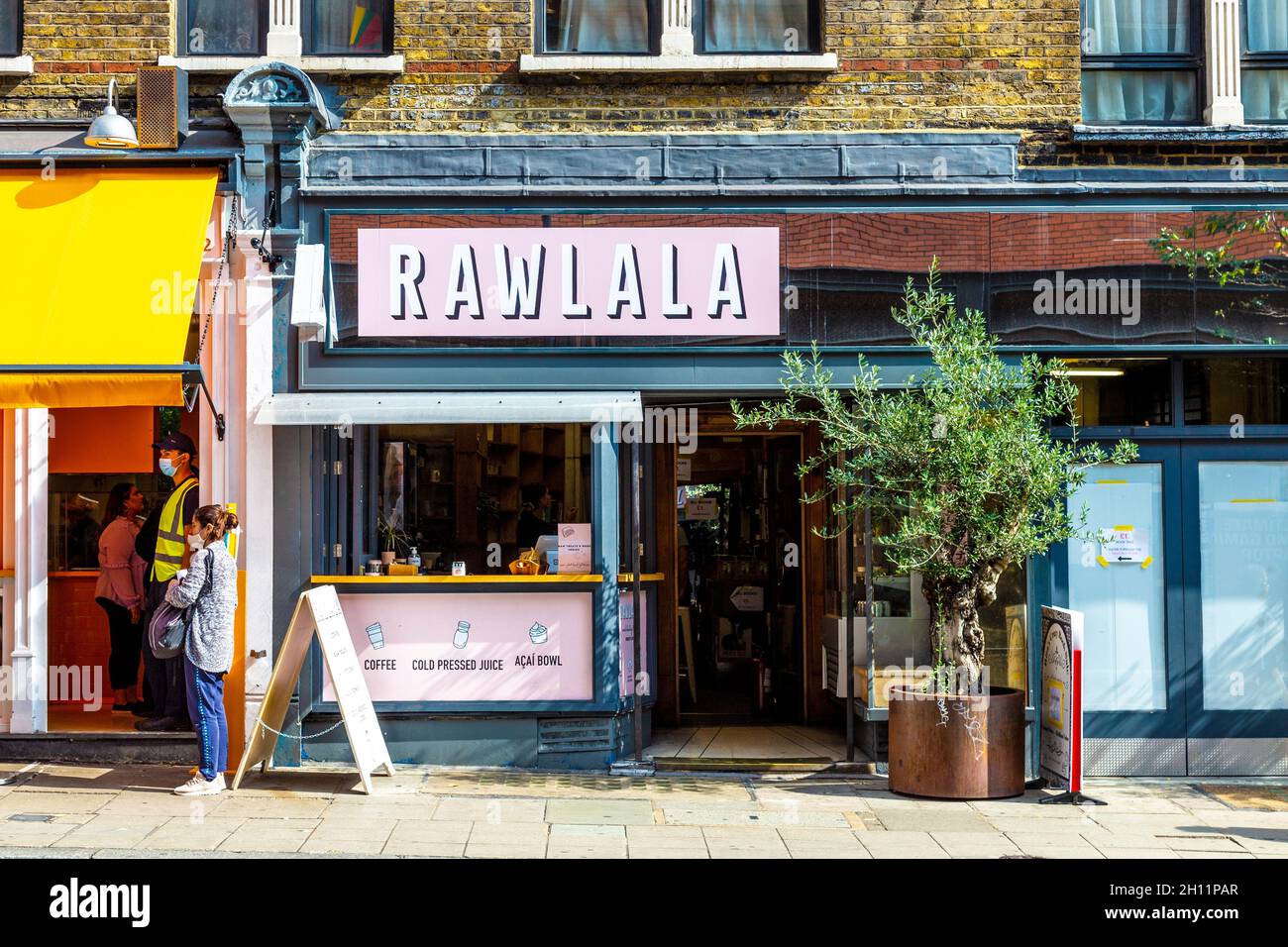 Rawlala Cafe bietet Bio-rohe vegane Kuchen an der Charing Cross Road, London, Großbritannien Stockfoto