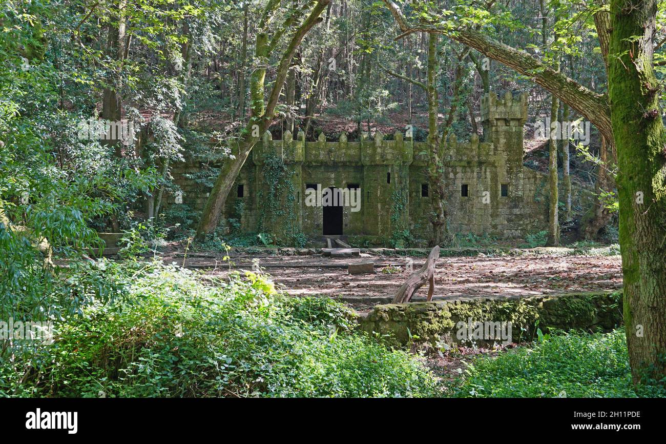 Verlassene Burg im verzauberten Wald von Aldan, Spanien, Galizien, Pontevedra Provinz Stockfoto