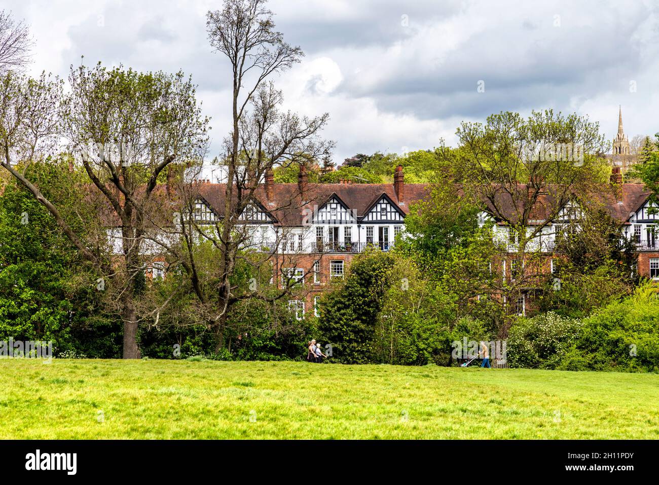 Traditionelle Häuser entlang des Highgate West Hill und der Straße von Hampstead Heath, North London, Großbritannien Stockfoto