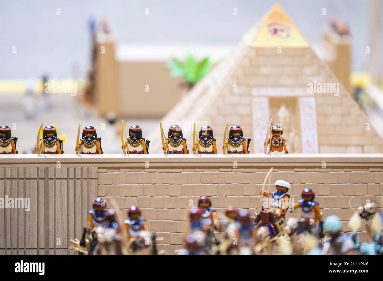 MANRESA, SPANIEN - 24. Sep 2021: Eine Aufnahme einer LEGO-Nachbildung von  Kriegern auf zwei Seiten einer Mauer in der Nähe von Pyramiden in Manresa,  Spanien Stockfotografie - Alamy