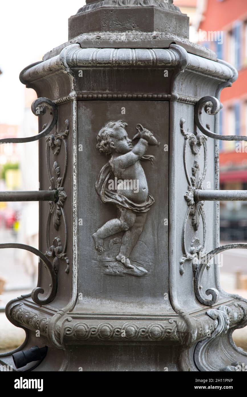 Detail einer Cherub-Skulptur auf einem Brunnen in Belfort, Frankreich Stockfoto
