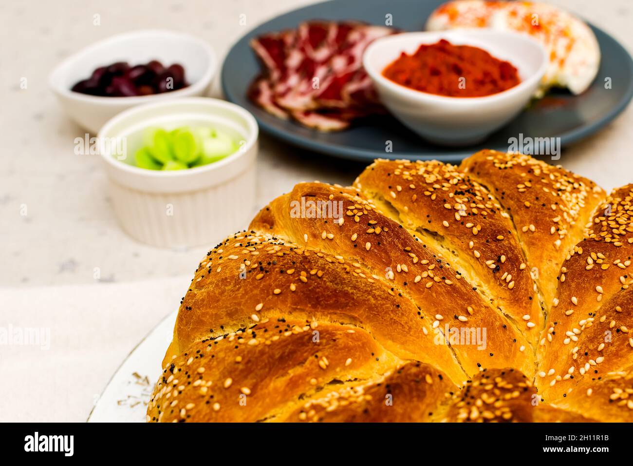 Frisch gebackenes selbstgebackenes Brot, bestreut mit Sesamsamen Stockfoto