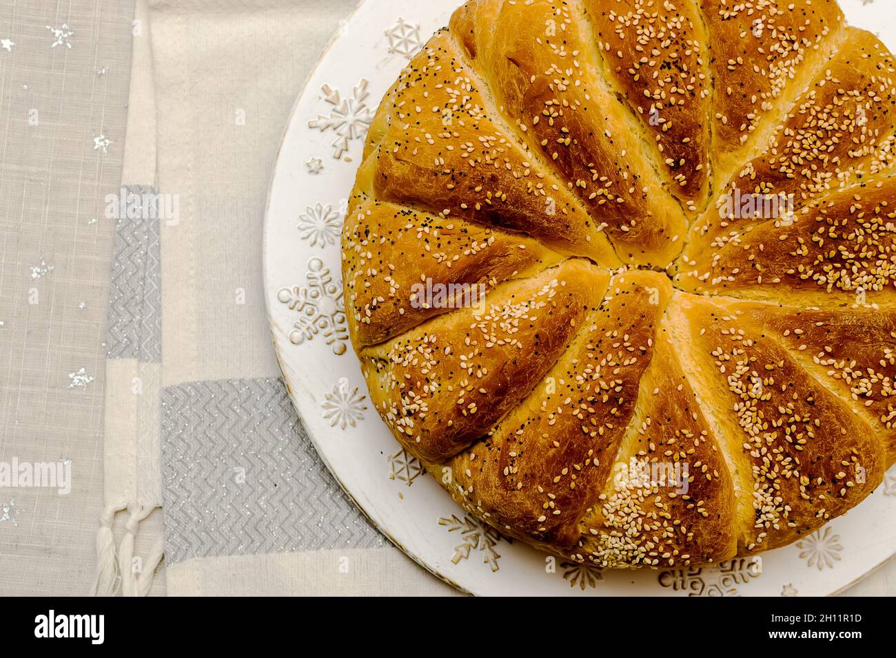 Frisch gebackenes selbstgebackenes Brot, bestreut mit Sesamsamen Stockfoto