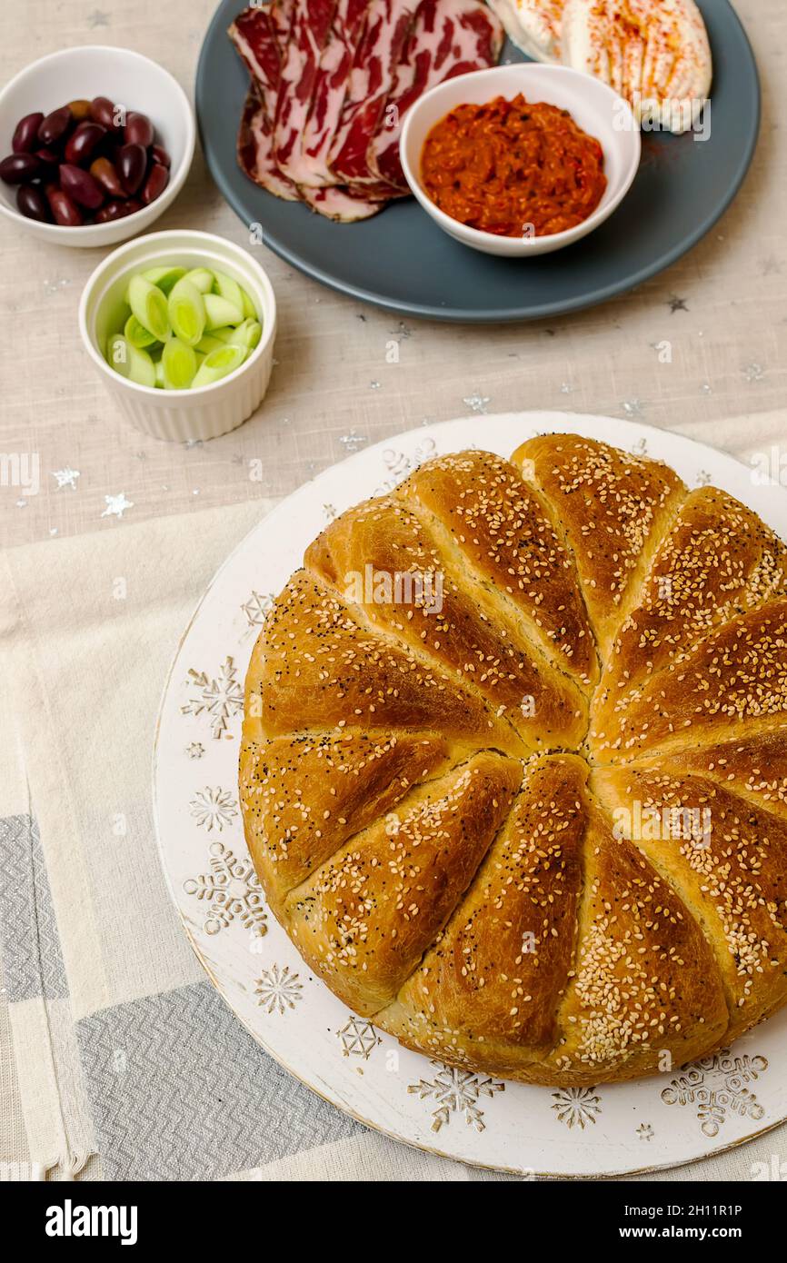 Frisch gebackenes selbstgebackenes Brot, bestreut mit Sesamsamen Stockfoto