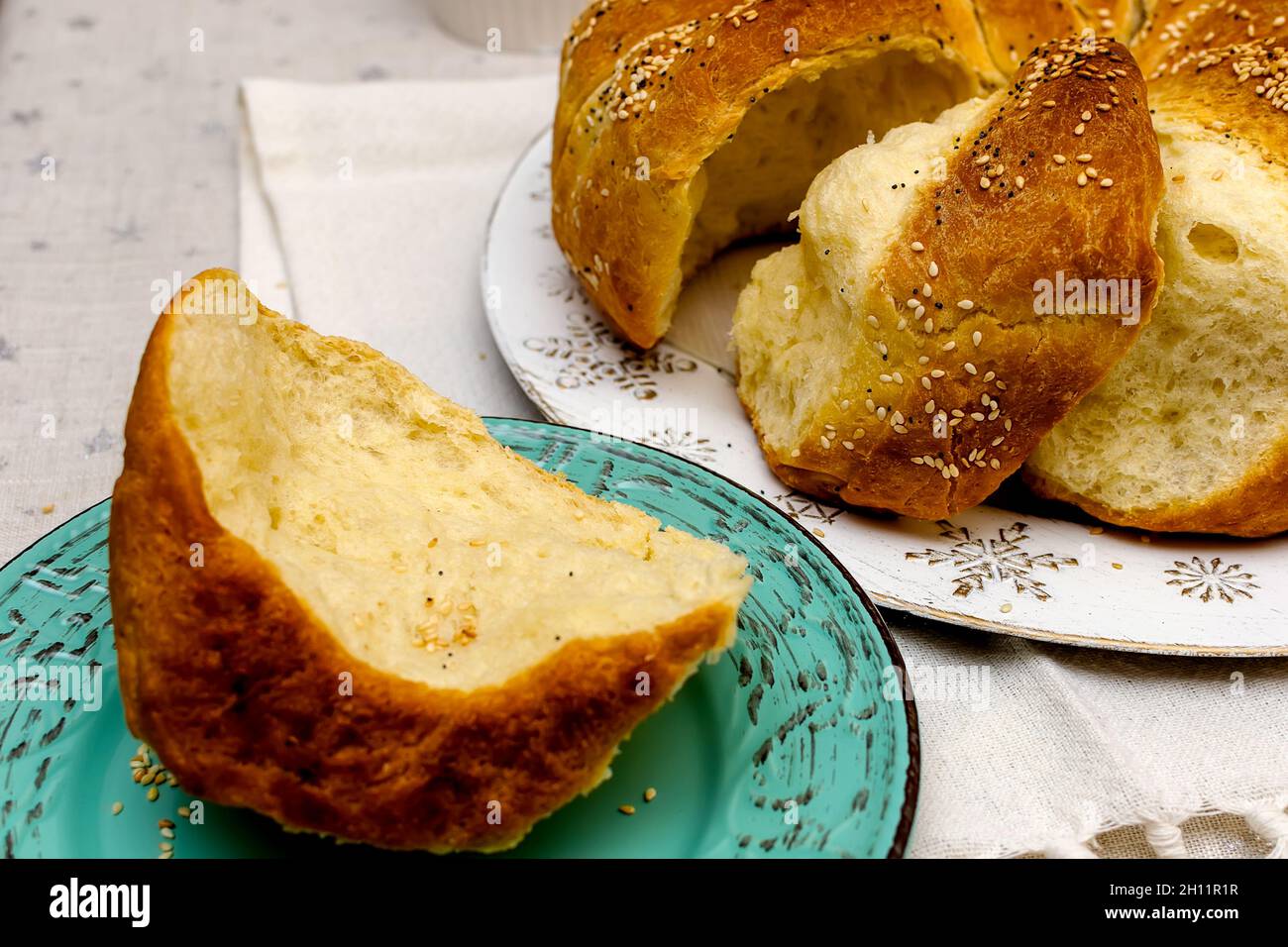 Frisch gebackenes selbstgebackenes Brot, bestreut mit Sesamsamen Stockfoto