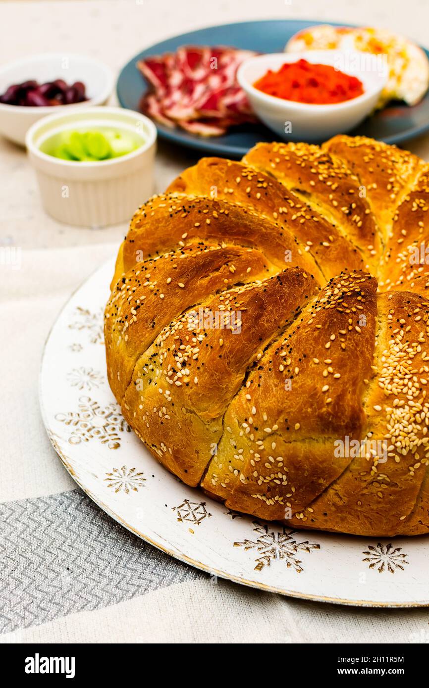 Frisch gebackenes selbstgebackenes Brot, bestreut mit Sesamsamen Stockfoto