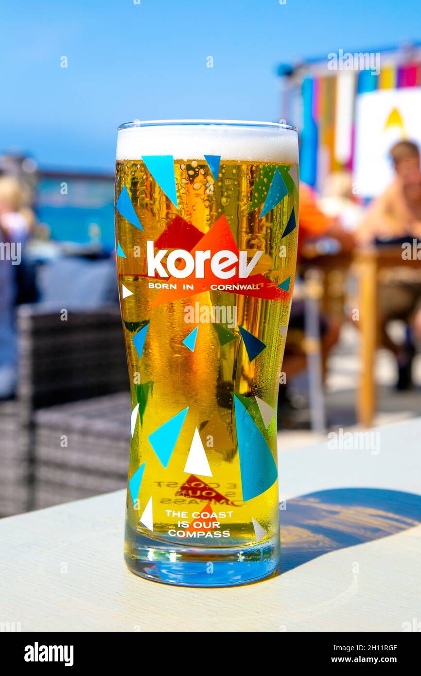 Korev Cornish Bier in einem Glas in der Surf Beach Bar, Sennen Cove, Penwith Peninsula, Cornwall, Großbritannien Stockfoto