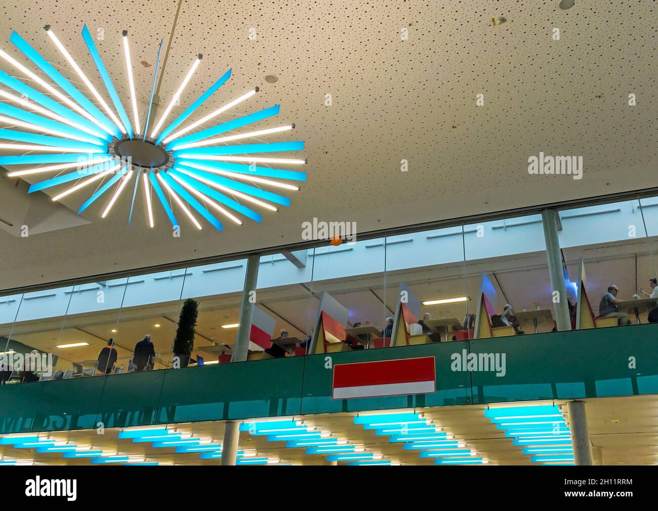 Moderne Beleuchtung mit blauen und weißen Leuchtstoffröhren im Restaurant in der Wiener Messehalle, Österreich Stockfoto