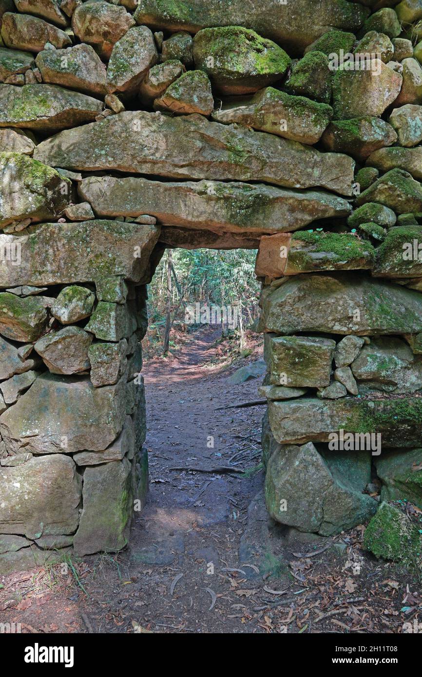 Durchgang durch alte Trockensteinmauer, Aldan, Spanien, Galizien, Pontevedra Provinz Stockfoto